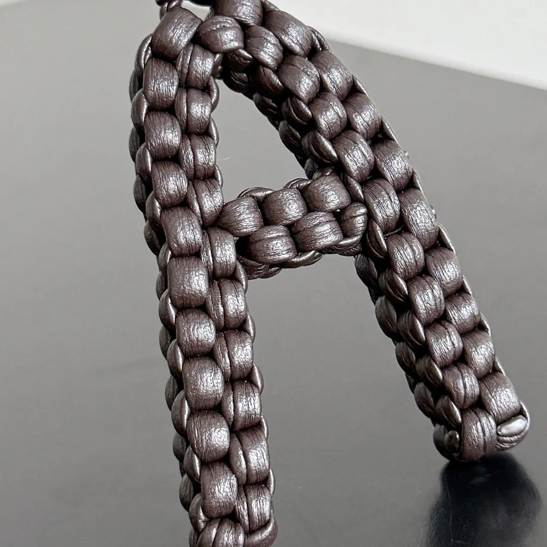 Batch 420 Let’s see what new cute little thing BV has released~ It’s this letter pendant, which is different from the puppy pendant. The weaving of this letter is more three-dimensional, and the material is very solid, and it is not easy to deform even if it is folded. Style number: A